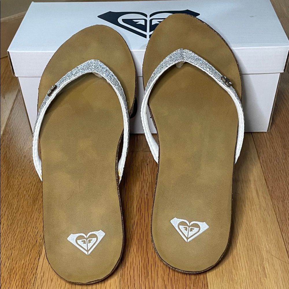 ROXY Sago Silver Glitter straps Flip Flops. Womens size 8